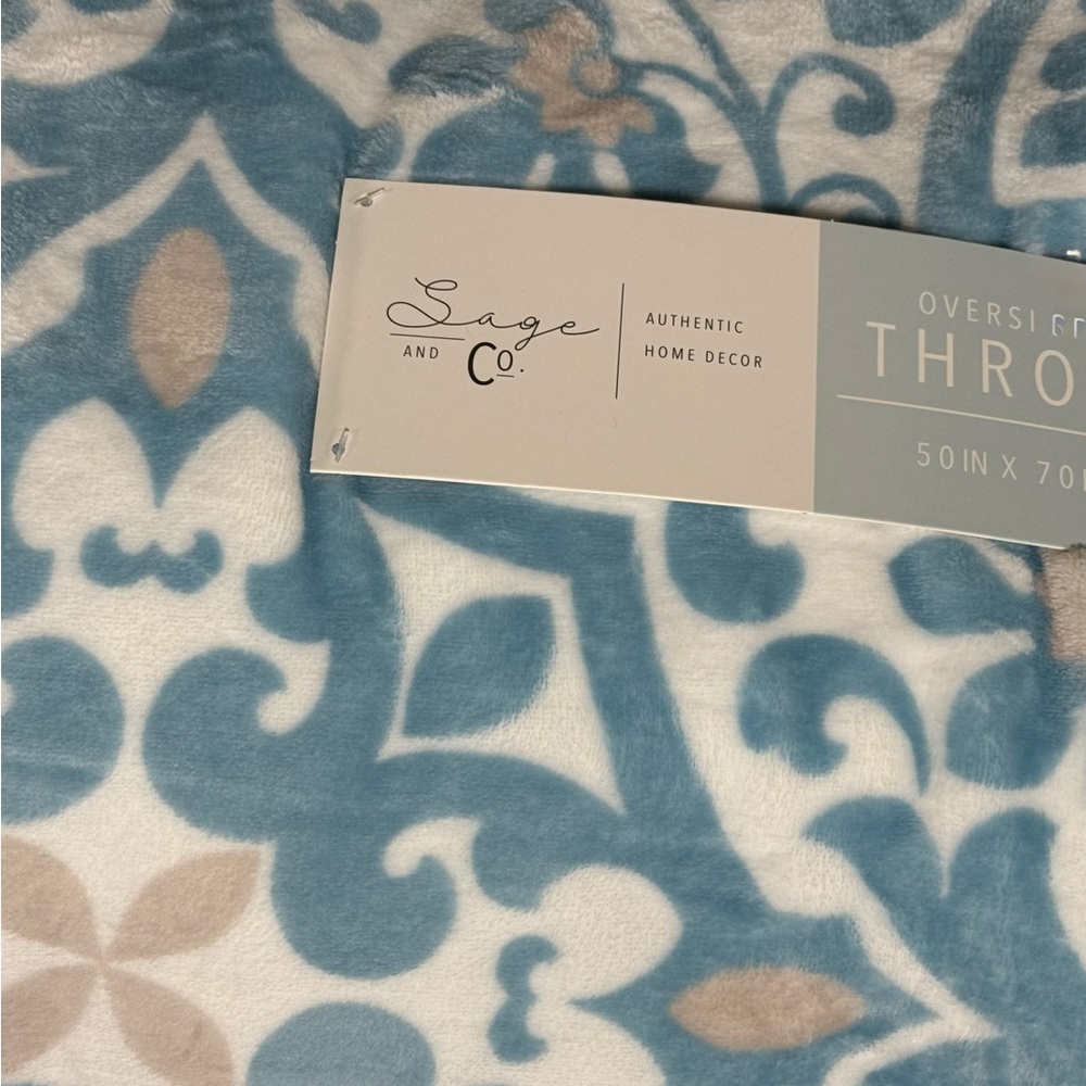 NWT Tiffany Blue and Cream/Taupe Oversized Throw Blanket 50”x70”